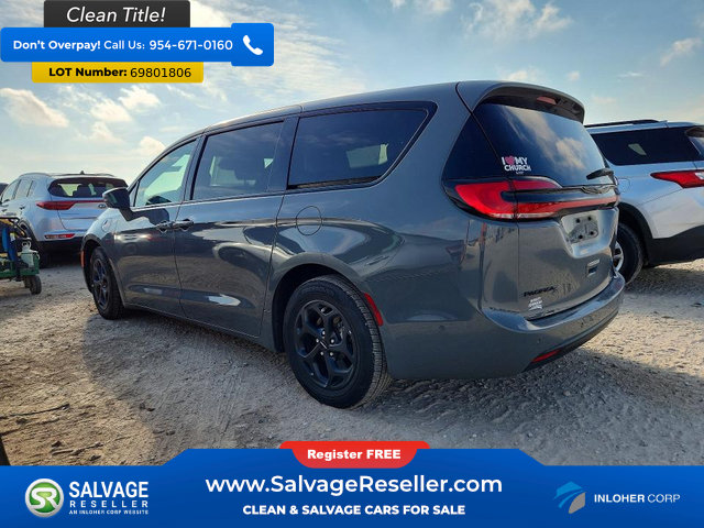 Used 2022 Chrysler Pacifica Limited w/ Uconnect Theater Family Group FWD image 3