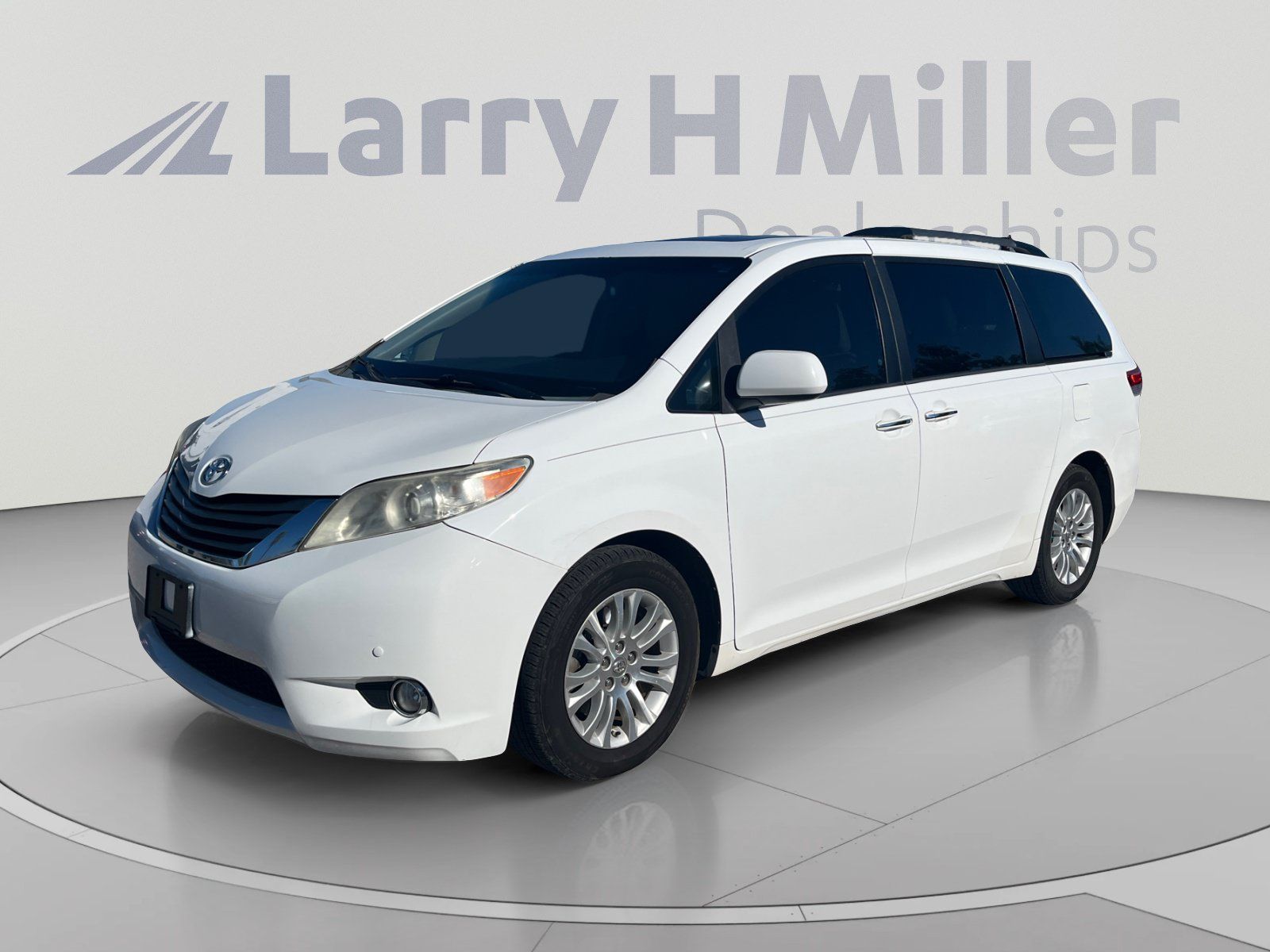 Used 2014 Toyota Sienna XLE w/ XLE Premium Package FWD image 1