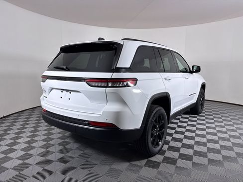 New 2025 Jeep Grand Cherokee Altitude image 18