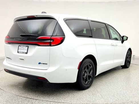 Used 2024 Chrysler Pacifica Limited FWD image 5