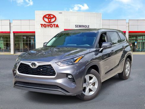 Used 2025 Toyota Highlander LE FWD image 1
