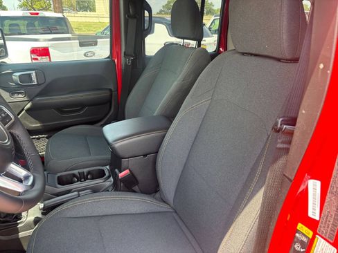 Used 2025 Jeep Wrangler Unlimited Sahara AWD/4WD image 34