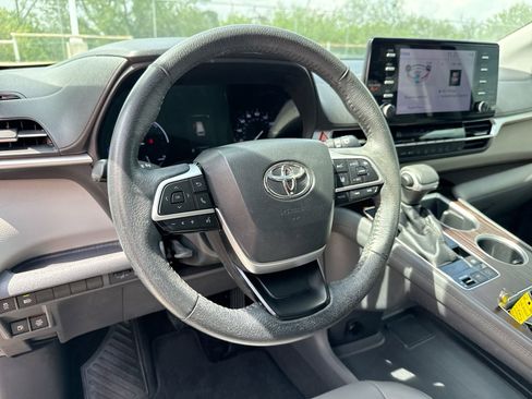 Used 2023 Toyota Sienna XLE FWD image 11