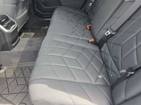 New 2025 BMW i7 xDrive60 w/ Premium Package image 15