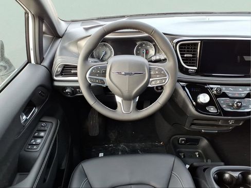 New 2026 Chrysler Pacifica Select image 14
