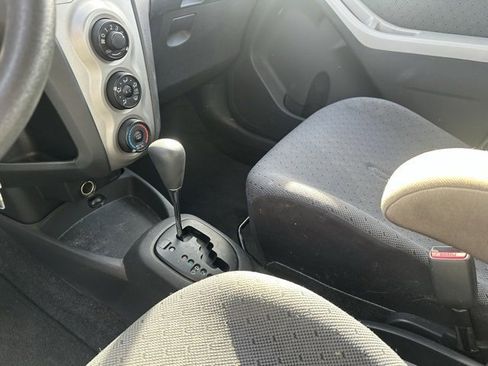 Used 2010 Toyota Yaris image 8