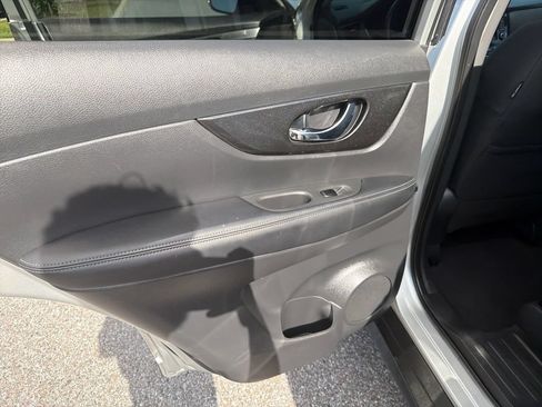 Used 2018 Nissan Rogue SV w/ Premium Package FWD image 23