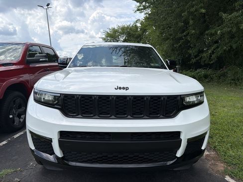 Certified 2025 Jeep Grand Cherokee L Limited w/ Black Appearance Package AWD/4WD image 2