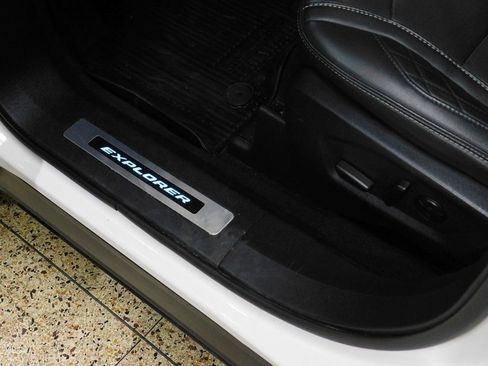 Used 2019 Ford Explorer Platinum image 27