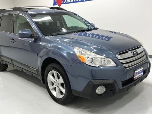Used 2013 Subaru Outback 2.5i Premium w/ All-Weather Pkg AWD/4WD image 4