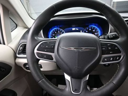 Used 2023 Chrysler Pacifica Touring-L FWD image 8