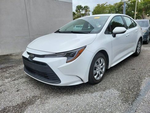 Used 2025 Toyota Corolla LE image 2