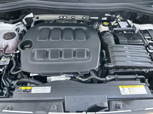 Used 2025 Volkswagen Tiguan SE AWD/4WD image 10