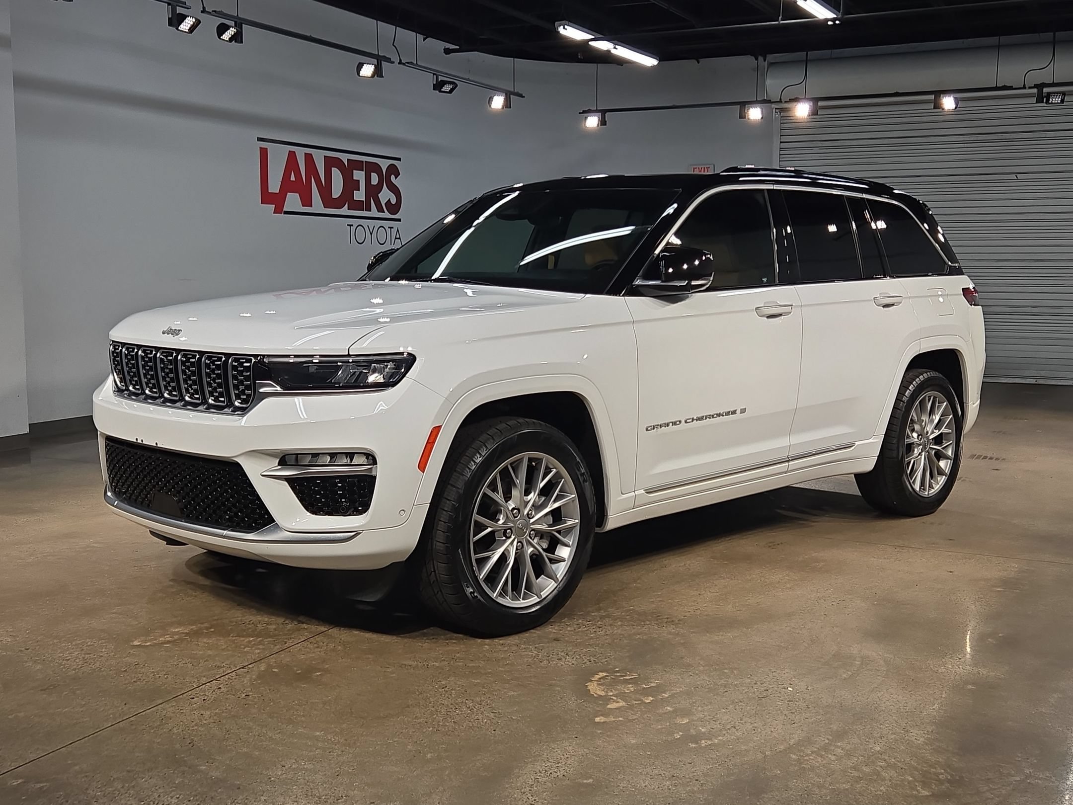Used 2024 Jeep Grand Cherokee Summit w/ Luxury Tech Group V AWD/4WD image 3