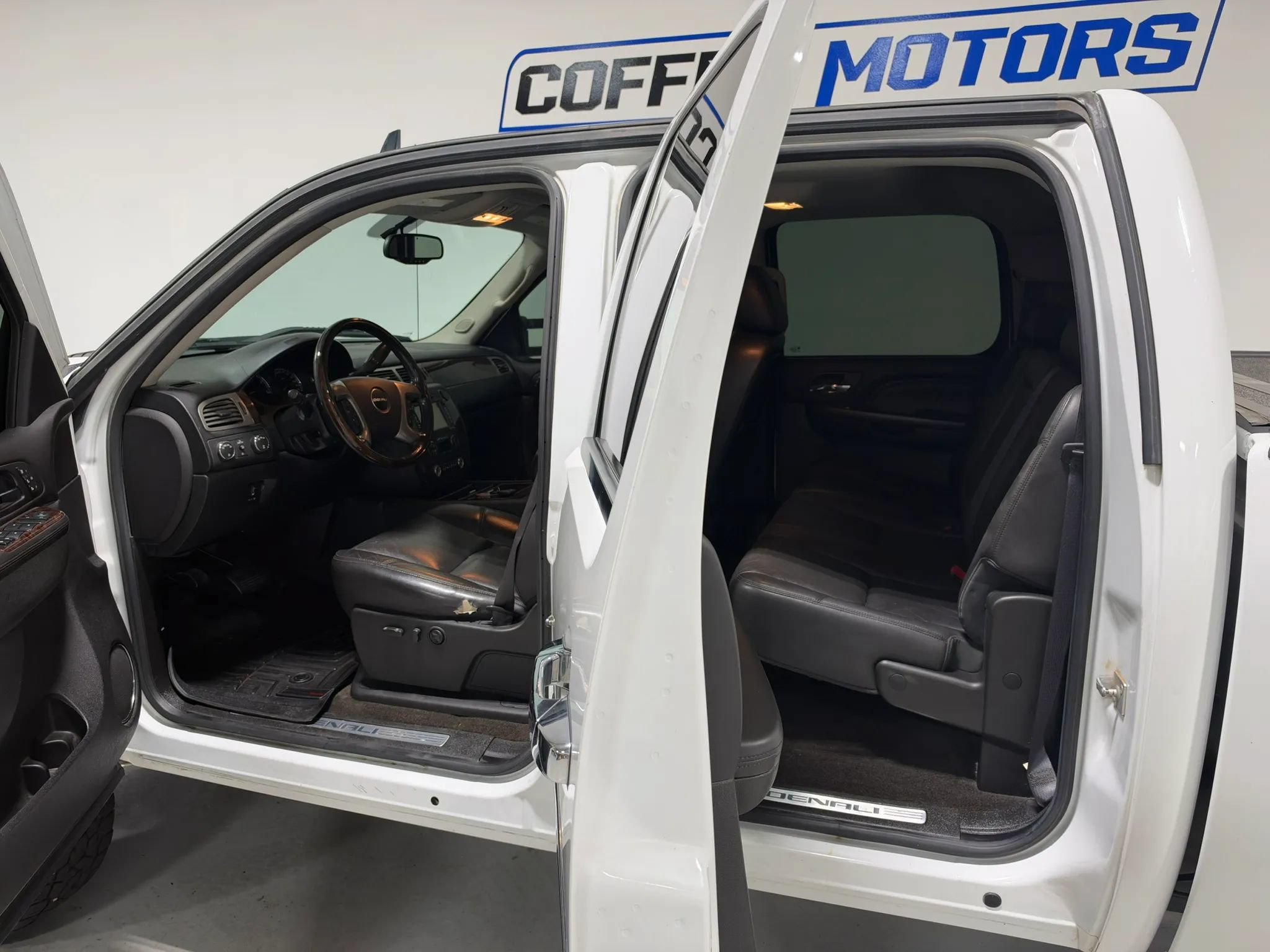 Used 2012 GMC Sierra 2500 Denali w/ Suspension Package, Off-Road AWD/4WD image 11