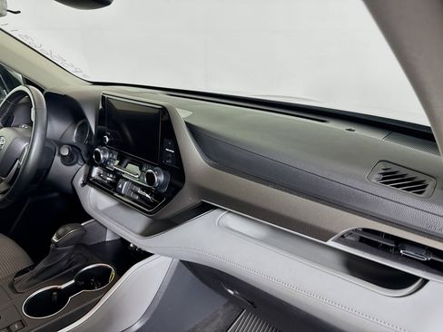 Certified 2023 Toyota Highlander LE image 28