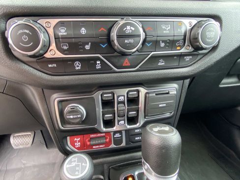 Used 2024 Jeep Wrangler Unlimited Sport AWD/4WD image 28
