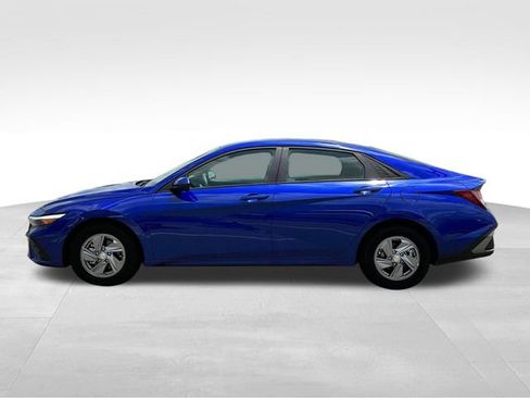 New 2025 Hyundai Elantra SE image 3