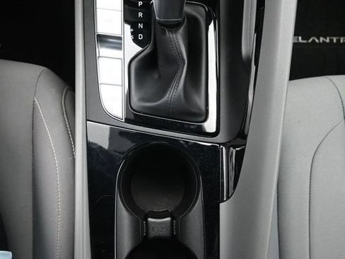 Used 2022 Hyundai Elantra SEL w/ Convenience Package FWD image 18