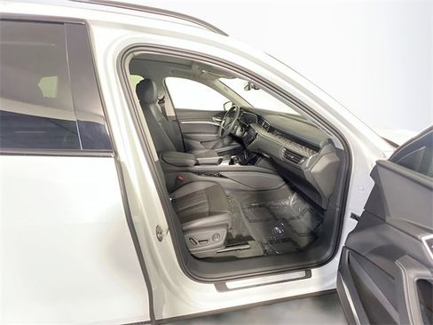 Used 2023 Audi e-tron Premium Plus w/ Premium Plus Package image 29