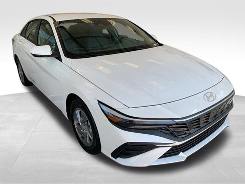 New 2026 Hyundai Elantra SE FWD image 1