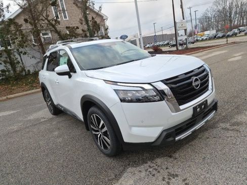 New 2025 Nissan Pathfinder Platinum image 4