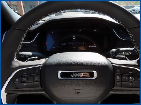 New 2025 Jeep Grand Cherokee Altitude image 17