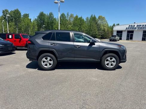 Used 2019 Toyota RAV4 XLE AWD/4WD image 3