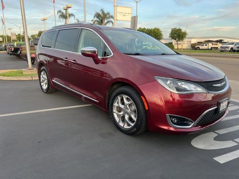 Used 2018 Chrysler Pacifica Limited image 10