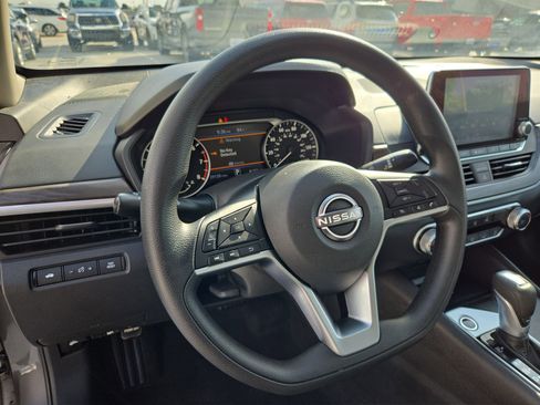 Used 2025 Nissan Altima 2.5 SV image 17