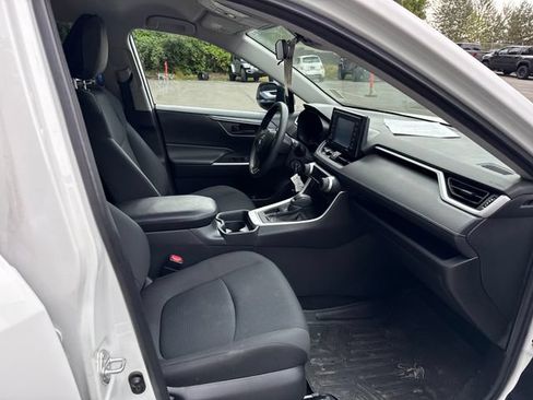 Used 2021 Toyota RAV4 LE FWD image 9