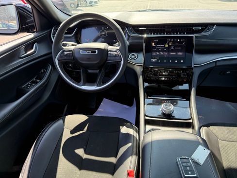 Used 2024 Jeep Grand Cherokee L Laredo image 8