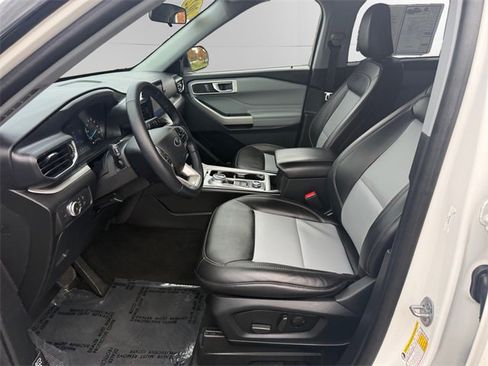 Used 2022 Ford Explorer XLT w/ Equipment Group 202A image 9