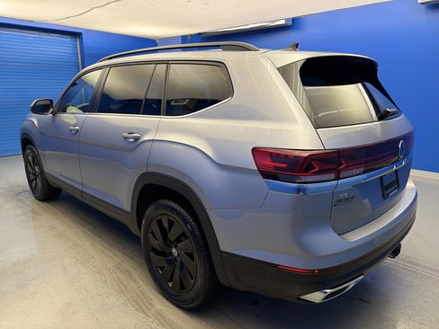 Used 2025 Volkswagen Atlas SE w/ Panoramic Sunroof Package image 5