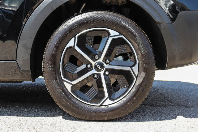Certified 2025 Kia Niro EX FWD image 11