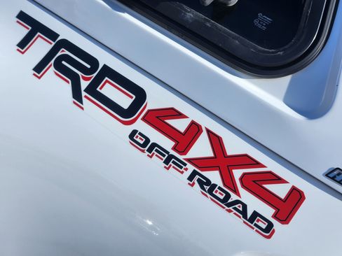 Used 2022 Toyota Tacoma TRD Off-Road w/ Technology Package AWD/4WD image 9