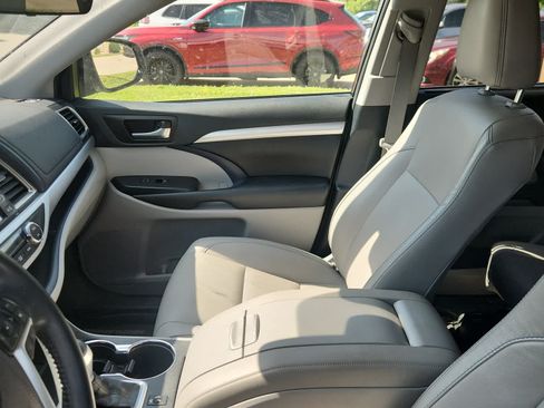 Used 2019 Toyota Highlander XLE AWD/4WD image 9