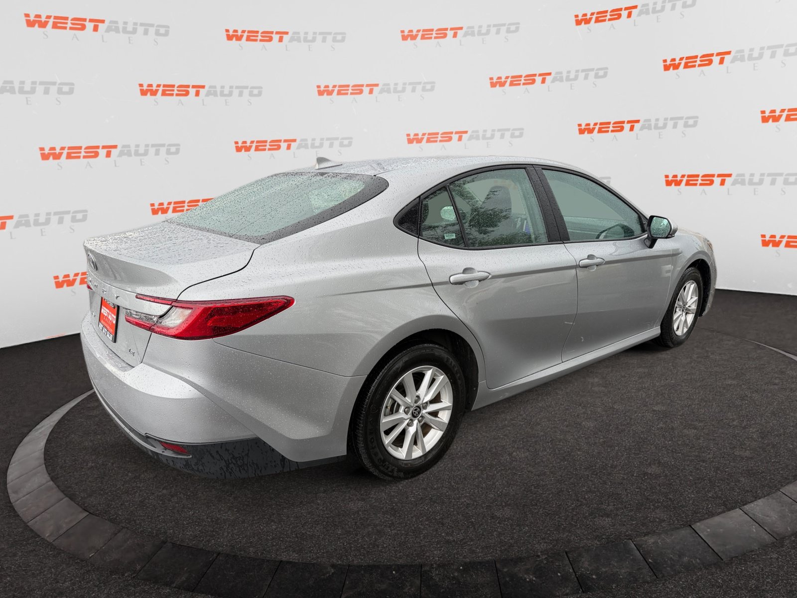 Used 2025 Toyota Camry LE FWD image 5