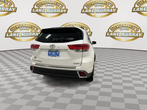 Used 2017 Toyota Highlander Limited FWD image 2