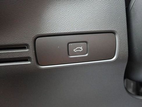 Used 2025 Volvo XC40 B5 Plus AWD/4WD image 28