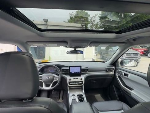 Used 2023 Ford Explorer XLT w/ Equipment Group 202A AWD/4WD image 19