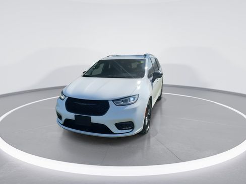 Used 2024 Chrysler Pacifica Touring-L w/ S Appearance Package image 6