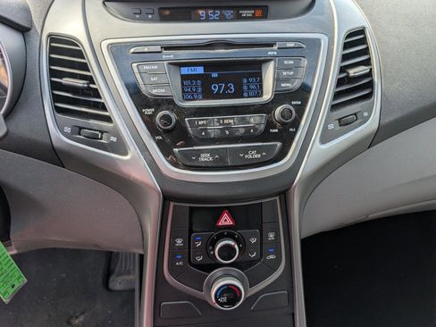 Used 2015 Hyundai Elantra SE FWD image 17