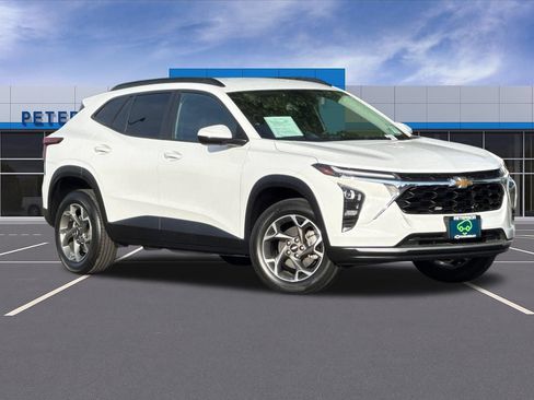 Used 2024 Chevrolet Trax LT FWD image 2