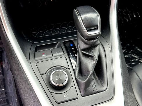 Used 2022 Toyota RAV4 XLE Premium image 21