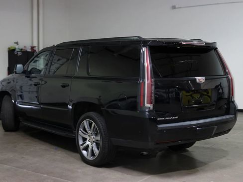 Used 2019 Cadillac Escalade ESV Luxury image 3