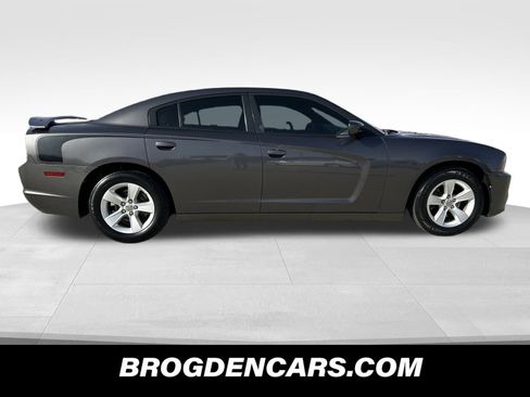 Used 2014 Dodge Charger SE image 2