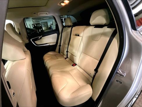 Used 2016 Volvo XC60 T6 w/ Proximity Package image 21