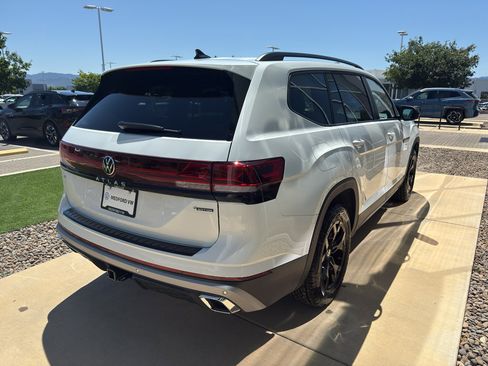 New 2025 Volkswagen Atlas Peak Edition SE image 4
