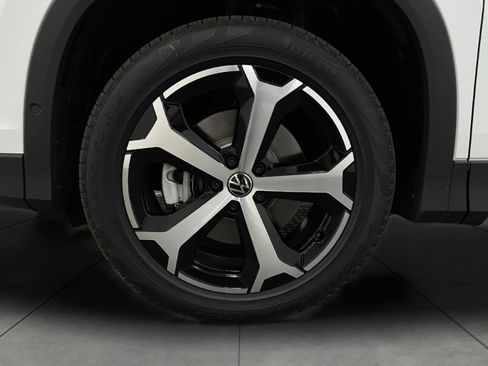 New 2025 Volkswagen Tiguan SE image 12